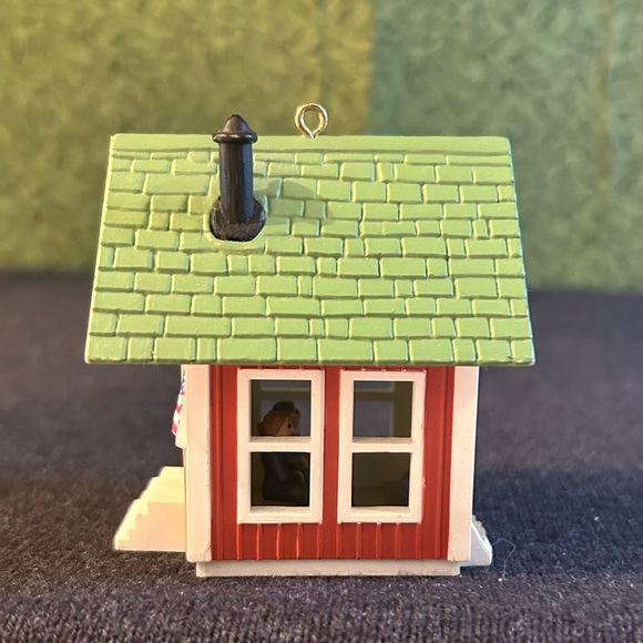 VTG Hallmark LITTLE RED SCHOOLHOUSE school play lighted Christmas Ornament 1985 - Picture 2 of 9